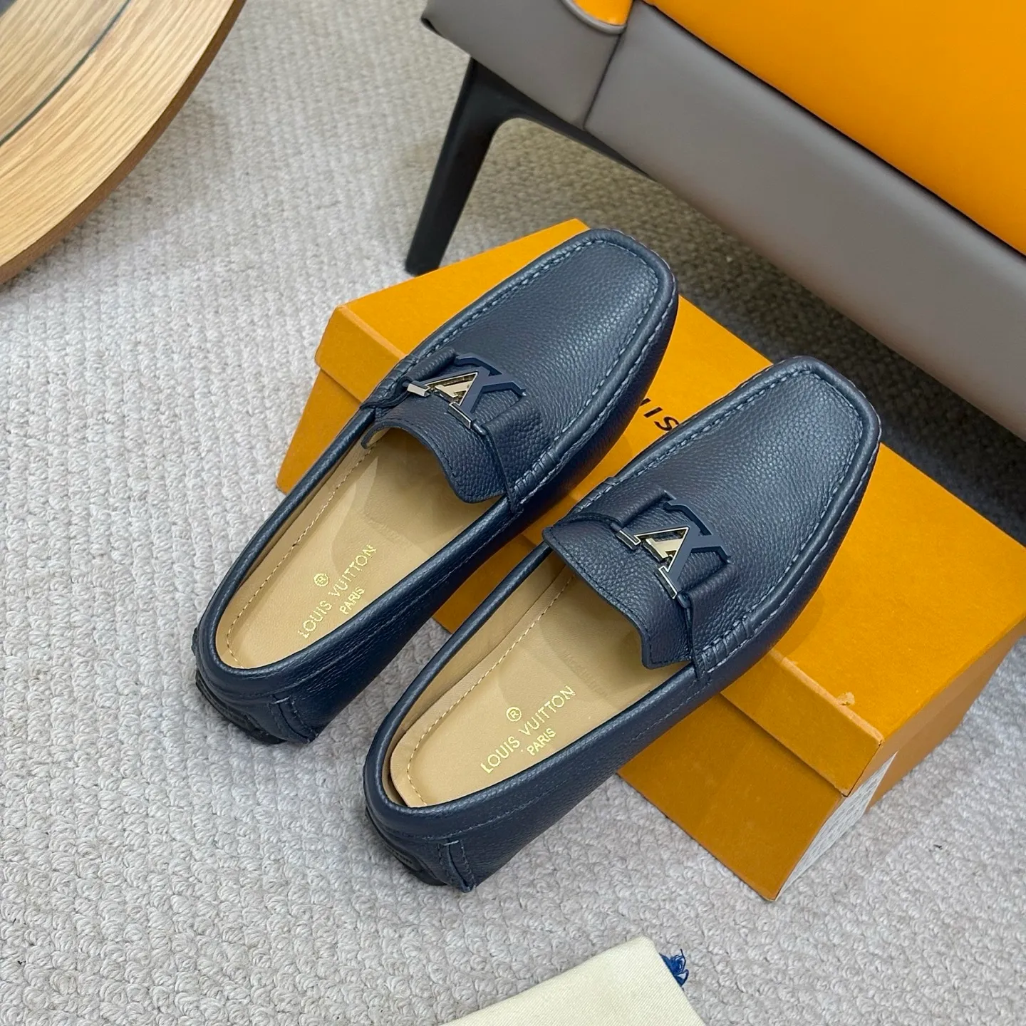 Men's men's shoes 💰420 (Yangli) LV 2⃣️0⃣️2⃣️5️⃣Spring and summer counter GLORIA series models ✈️Original factory special leather production, original last type. A classic driving slip-on casual shoe that shows an elegant style with exquisite craftsmanship details such as Monogram embossing all over the upper🌀Italian imported calfskin fabric Sheepskin foot pads➕Inside～Private mold replica sole Unique style Comfortable driving slip-on Size: 4-12 (38-46) Comes with [Counter packaging: original box, wrapping paper, card, instruction manual, shoehorn, cloth bag] No pressure to enter and leave the counter!